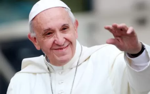 O amor nunca sufoca, diz Papa Francisco em mensage