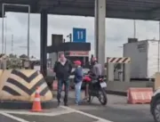 Motorista flagra dupla roubando moto em pedágio do