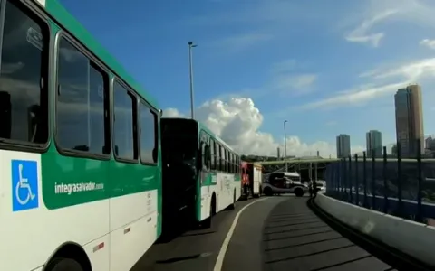 Em possível surto, rodoviário sobe em teto de ônibus em Salvador