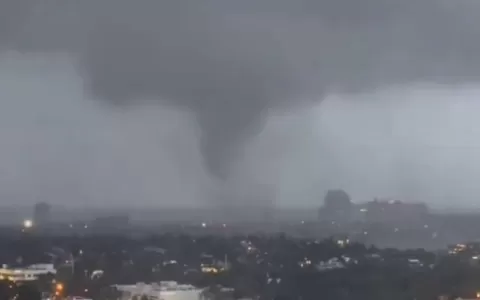 Residentes gravam passagem de tornado na Flórida