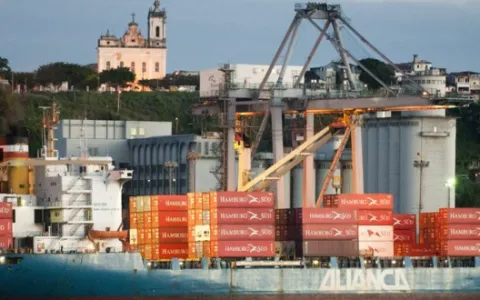 Motorista de caminhão morre após ser atropelado em pátio do Porto de Salvador