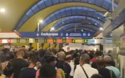 Após acidente na Paralela, soteropolitanos lotam metrô para fugir de congestionamento