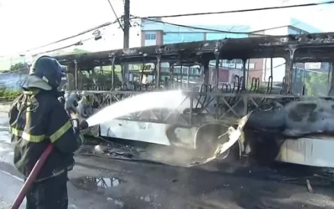 Ônibus pega fogo no bairro de Itinga