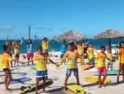 Projeto utiliza o surf para transformar vidas em comunidades vulneráveis na orla de Fortaleza