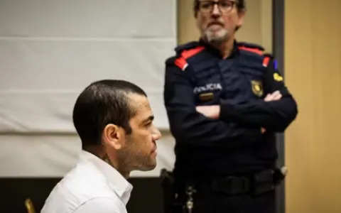 Começa o julgamento de Daniel Alves na Espanha, e jogador se diz vítima de tribunal paralelo