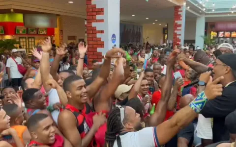 Ao som de Calma, Calabreso, foliões de bloco antecipam carnaval em shopping na Bahia