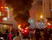 Multidão incendeia carro autônomo na Chinatown de 