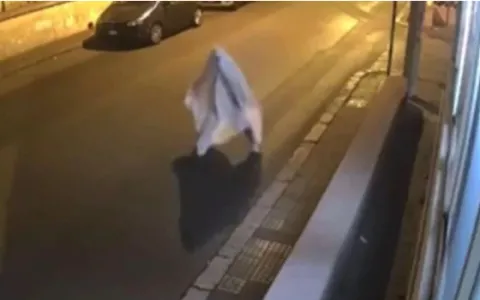 Homem persegue ex-mulher vestido de fantasma e recebe advertência da polícia