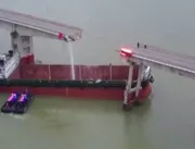 Ponte desaba após embarcação bater em estrutura