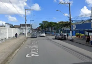 Homem sofre surto psicótico e destrói loja de shopping em Salvador