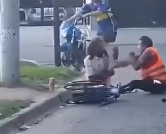 Cadeirante e homem de muletas protagonizam troca de socos na rua e vídeo viraliza