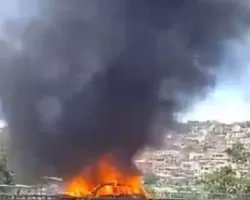 Carro pega fogo na ligação Lobato-Pirajá