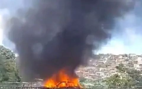 Carro pega fogo na ligação Lobato-Pirajá