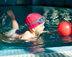 Praticar natação na infância contribui para o desenvolvimento saudável dos ossos e músculos