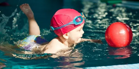 Praticar natação na infância contribui para o desenvolvimento saudável dos ossos e músculos