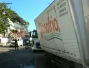 Caminhão cai em cratera após adutora romper na avenida Dorival Caymmi
