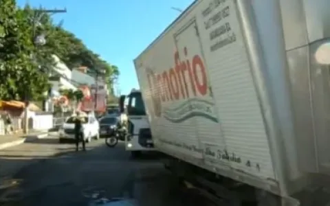 Caminhão cai em cratera após adutora romper na avenida Dorival Caymmi