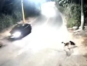 Homens são arremessados durante batida frontal entre carro e moto em Salvador