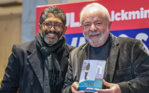 Governo Lula é criticado por livro erótico aprovad