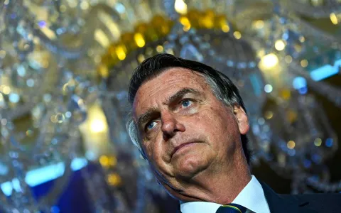 Procurador no TCU quer reavaliação de 240 presentes recebidos por Bolsonaro