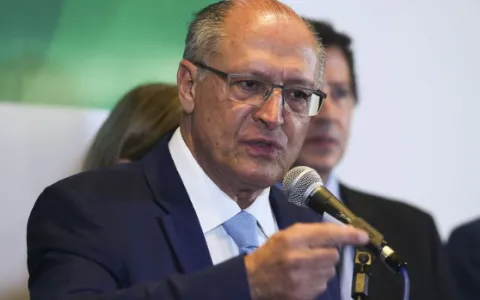 Alckmin recebe indenização de revista por danos mo