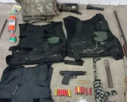 Quadrilha perde arma, munições e drogas na Região Metropolitana de Salvador