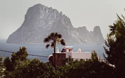 Ibiza é mais que balada e tem praias, sossego e montanha com poderes mágicos