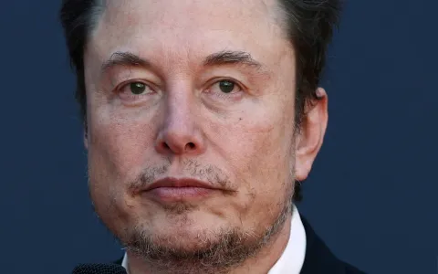 Musk repete ameaça, enquanto X diz que vai agir de