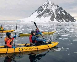 Cruzeiro para a Antártida tem caminhada no gelo e stand-up paddle em iceberg