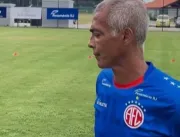 Aos 58 anos, Romário brilha em primeiro treino pel