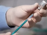 AstraZeneca para de fabricar e distribuir vacina c