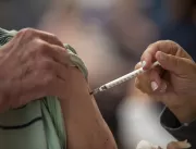 Governo começa a distribuir vacina atualizada cont
