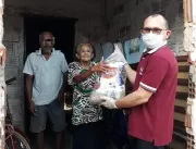 Idosos recebem doações de cestas básicas no Rio Gr