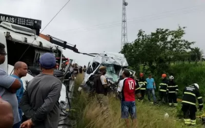 Acidente entre van e carreta deixa 8 mortos em Fei