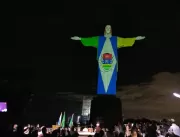 Cristo Redentor recebe as cores da bandeira de Ita