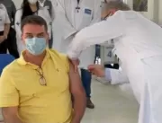 Flávio Bolsonaro ironiza ao ser vacinado: Obrigado