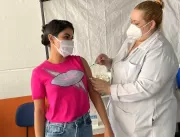 Munik Nunes é vacinada contra a Covid-19 e comemor