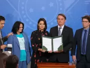 Presidente assina acordo que prevê tradução de liv