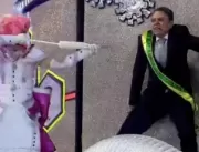 Bolsonaro debocha de desfile com críticas ao seu g
