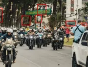 É montagem foto que mostra Bolsonaro de moto sob f