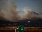 Incêndio florestal avança perto de Atenas e ameaça