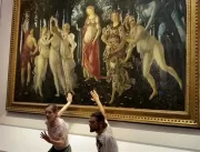 
Ativistas italianos colam mãos em pintura de Bott