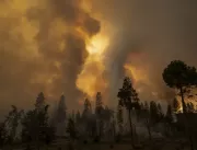 Incêndio florestal provoca retirada de seis mil pe