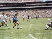 Maradona queria passar a bola, mas sempre tinha um inglês pela frente