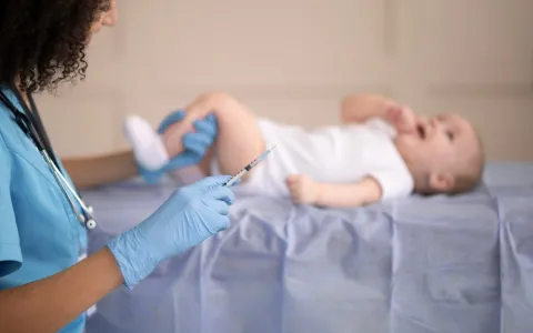 Principais vacinas e reações em bebês