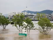Família se afoga no porão em Seul durante enchente