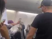 Passageiro quebra poltronas de avião e causa confu
