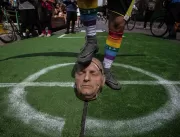 Réplica da cabeça de Bolsonaro é chutada e rasgada