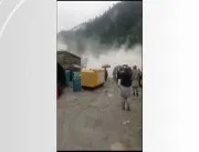 Hotel de luxo desaba por impactos causados por enchentes, no Paquistão; vídeo