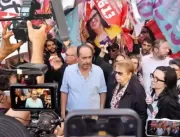 Aos gritos de Lula presidente, manifestantes receb